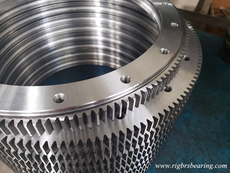 Slewing bearing design and material